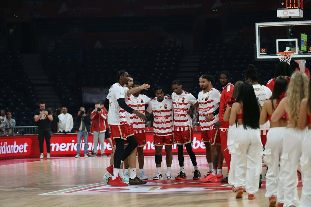 ĐOKOVIĆ U ARENI! Teniski GOAT uživo gleda Zvezdu protiv Žalgirisa! Obukao moćnu majicu, dočekan ovacijama! (FOTO)