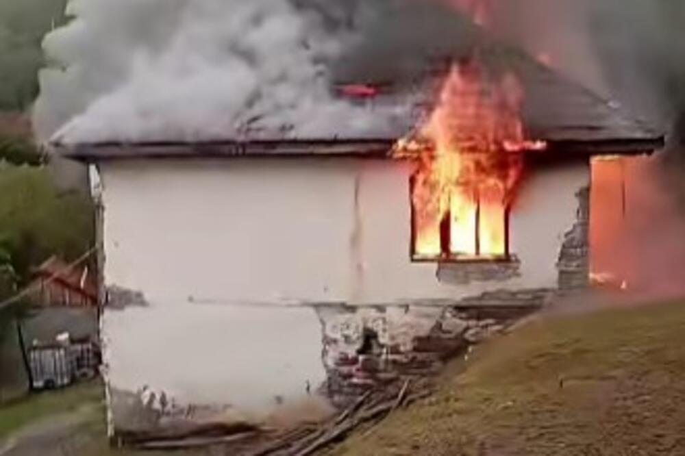 Požar progutao kuću porodice Kajević: Snimak pokazuje sav užas, sve im je izgorelo (VIDEO)