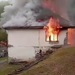 Požar progutao kuću porodice Kajević: Snimak pokazuje sav užas, sve im je izgorelo (VIDEO)