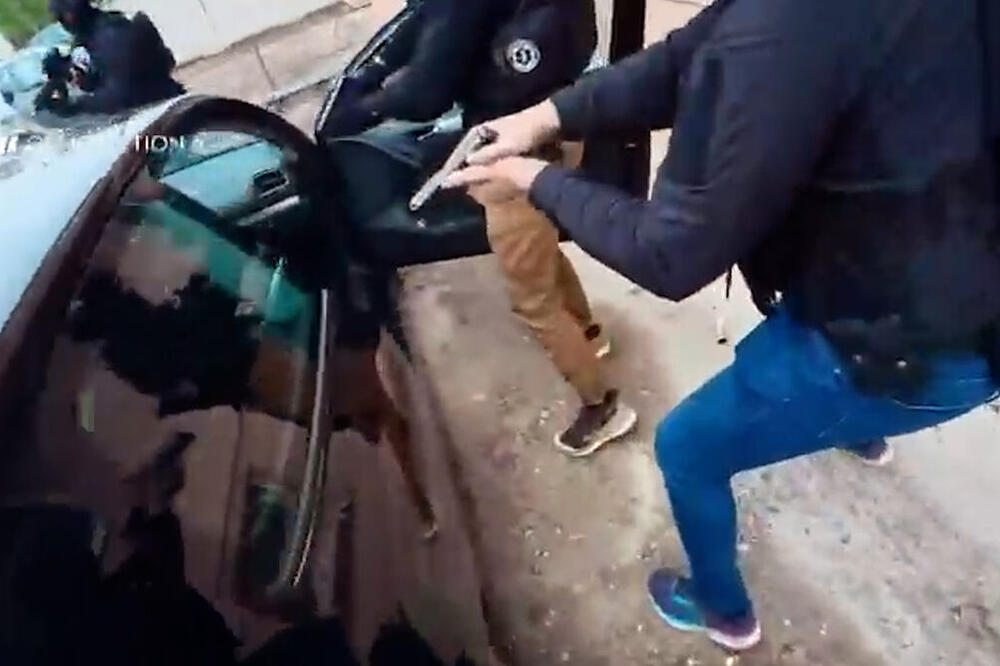 Pogledajte veliku akciju hapšenja u Obrenovcu: Pala dva narko dilera, zaplenjeno 50 kilograma droge! (VIDEO)