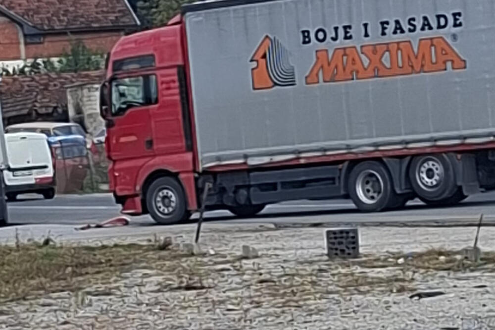 Strašna nesreća kod Čačka: Automobil se sudario sa kamionom, pa sleteo sa puta i zakucao se u ogradu! (FOTO)