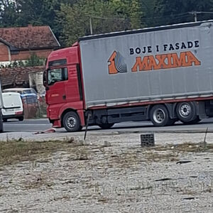Strašna nesreća kod Čačka: Automobil se sudario sa kamionom, pa sleteo sa puta i zakucao se u ogradu! (FOTO)