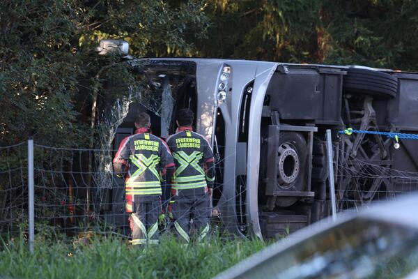 Autobus pun turista koji su išli na Oktoberfest sleteo niz nasip! Ima mrtvih, 250 policajaca lekara na licu mesta!