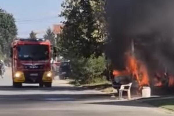 Požar u Novom Sadu: Vatra bukvalno progutala automobil (VIDEO)