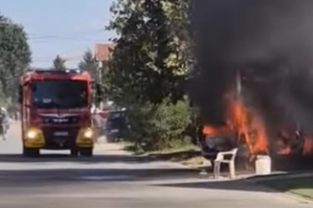 Požar u Novom Sadu: Vatra bukvalno progutala automobil (VIDEO)