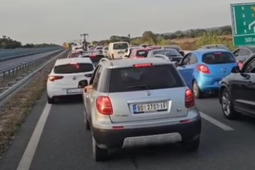 Totalni kolaps na auto-putu ka Beogradu: Kilometarska kolona na naplatnoj rampi, nema gde igla da padne (VIDEO)