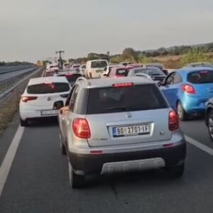 Totalni kolaps na auto-putu ka Beogradu: Kilometarska kolona na naplatnoj rampi, nema gde igla da padne (VIDEO)