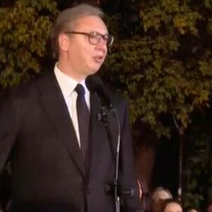 (UŽIVO) "Hvala što ste bili uz svoju zemlju" Vučić se obratio okupljenim građanima ispred zgrade Predsedništva
