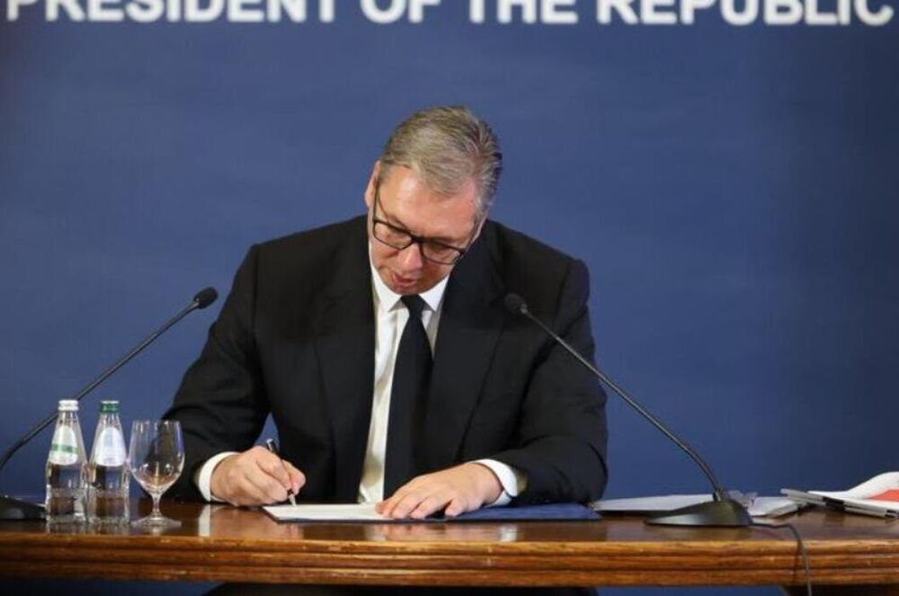 Aleksandar Vučić potpisao ostavku na mesto predsednika Srbije 