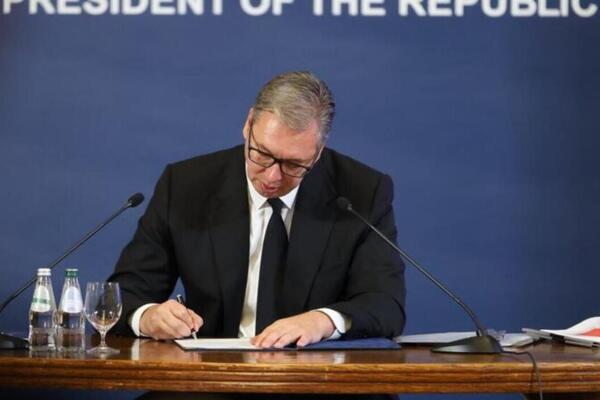 "DOŠAO JE ČAS ODLUKE" Aleksandar Vučić podneo ostavku na mesto predsednika Srbije!
