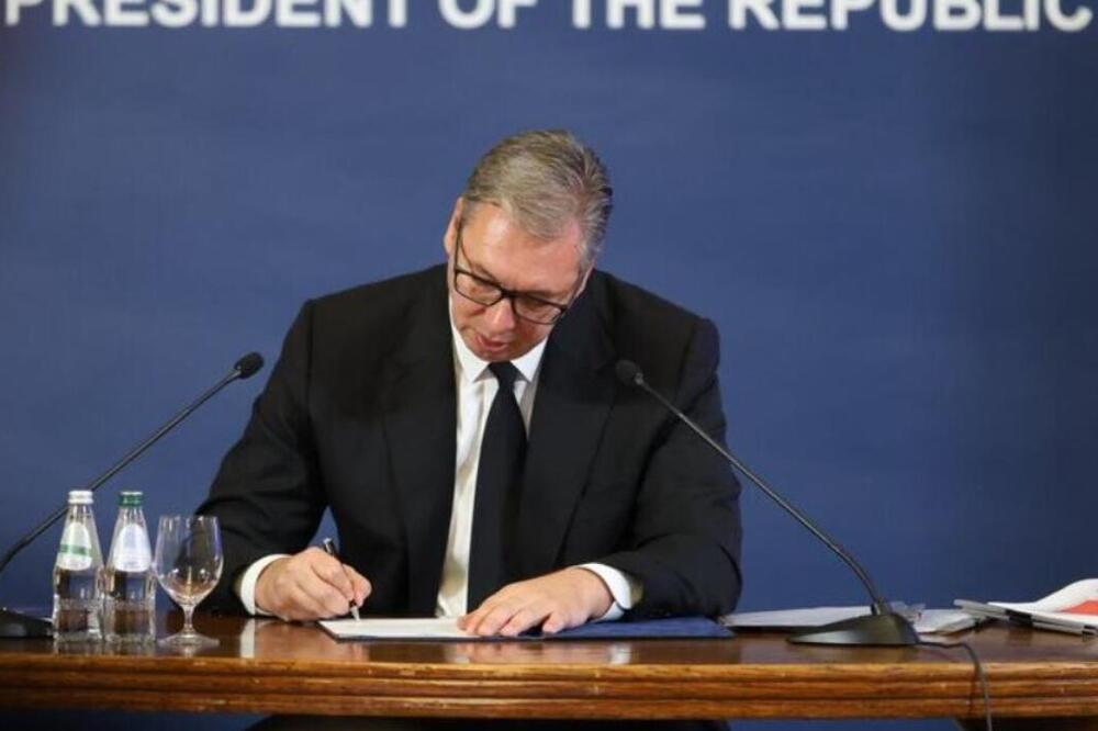 "DOŠAO JE ČAS ODLUKE" Aleksandar Vučić podneo ostavku na mesto predsednika Srbije!