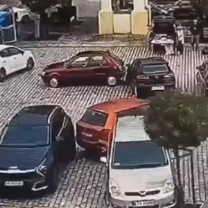 Žena na parkingu napravila haos, ljudi gledaju i ne veruju šta radi: Htela da se isparkira, pa se pogubila (VIDEO)