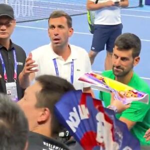 Novak Đoković pogođen u glavu! Skandal na terenu u Kini VIDEO