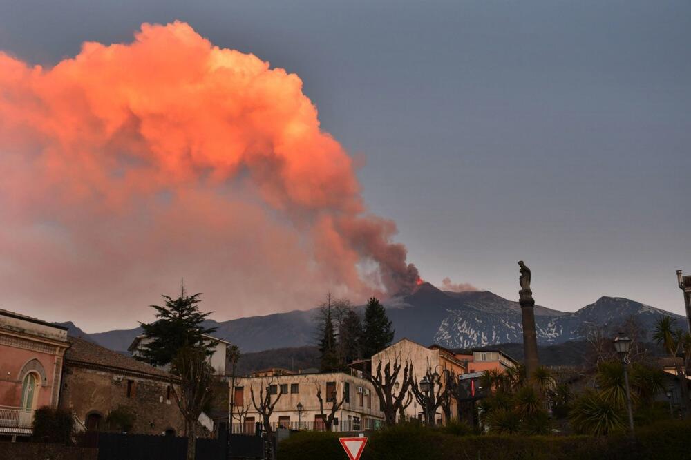 Erupcija Etne prizemljila avione: Vulkanski pepeo paralisao Siciliju, evo šta će biti sa letovima iz Beograda