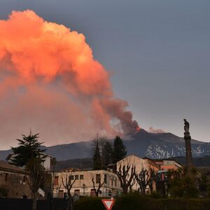 Erupcija Etne prizemljila avione: Vulkanski pepeo paralisao Siciliju, evo šta će biti sa letovima iz Beograda