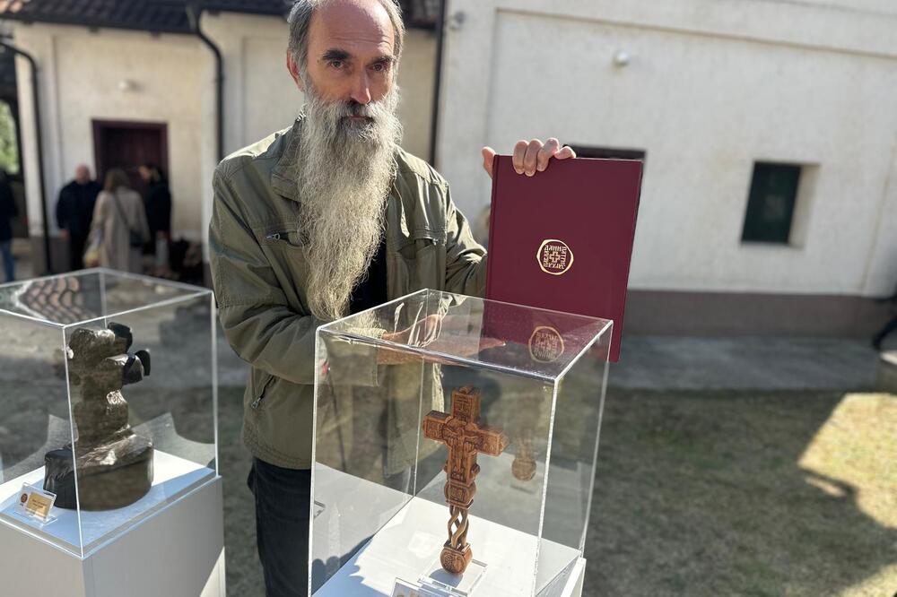 "Razbario sam ga sedam dana" Milenkov krst izabran za najlepši rad napravljen u čast patrijarha Pavla (FOTO)