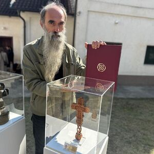 "Razbario sam ga sedam dana" Milenkov krst izabran za najlepši rad napravljen u čast patrijarha Pavla (FOTO)