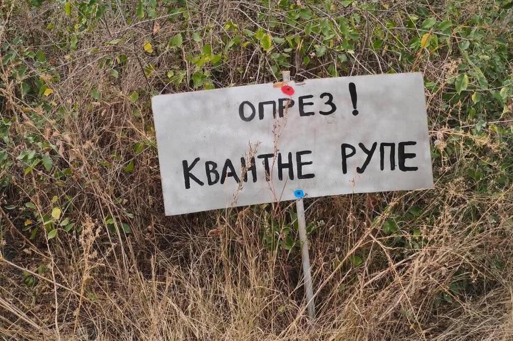 (Foto) "Pazi, kvantne rupe!": Pojavio se bizaran znak na jugu Srbije: Na lokalnom putu su ogromni krateri