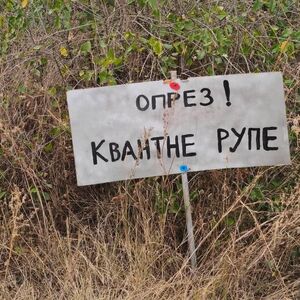 (Foto) "Pazi, kvantne rupe!": Pojavio se bizaran znak na jugu Srbije: Na lokalnom putu su ogromni krateri