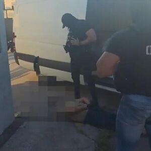 Dramatična akcija policije na Zrenjaninskom putu: U kombiju nađeno 70 kilograma droge, uhapšena dvojica VIDEO