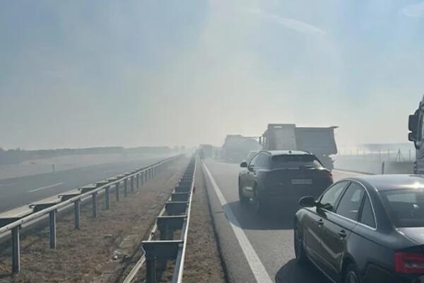 Više osoba povređeno, na terenu Hitna pomoć i vatrogasci: Žestok lančani sudar na auto-putu kod Šimanovaca! (FOTO)