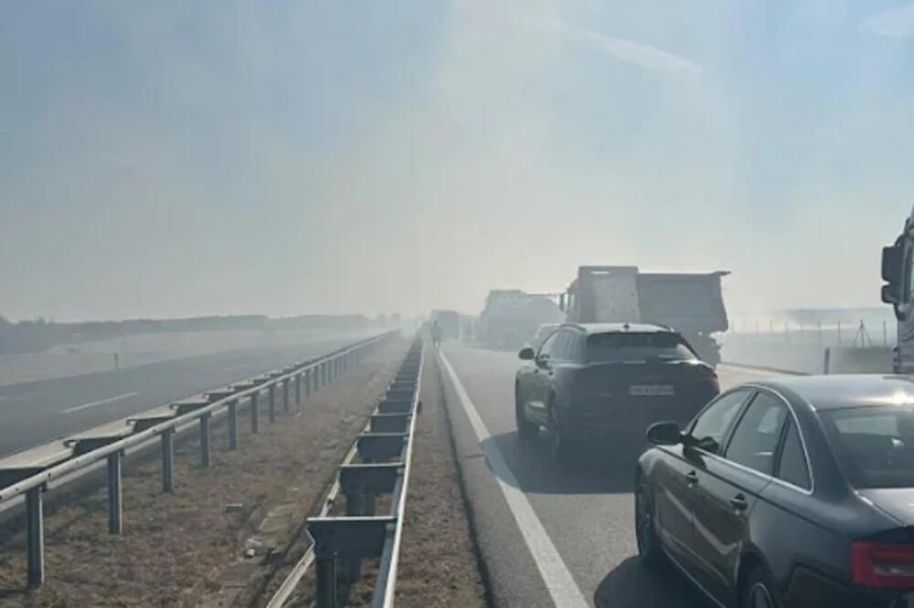 Više osoba povređeno, na terenu Hitna pomoć i vatrogasci: Žestok lančani sudar na auto-putu kod Šimanovaca! (FOTO)