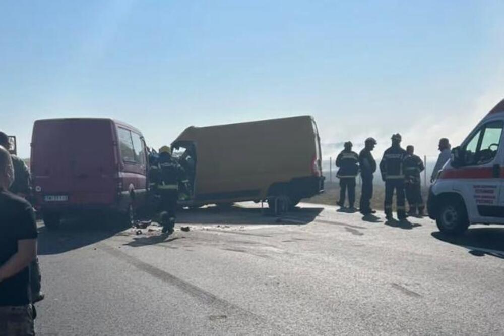 Učestvovalo 14 vozila, 11 osoba povređeno: Detalji jezivog lančanog sudara na auto-putu kod Šimanovaca