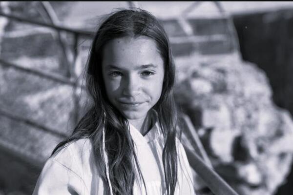 "Sestre su je obožavale, a roditelji...": ĆERKA POZNATOG GLUMCA PREMINULA U 13. GODINI! Poruka razara