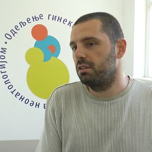 Ovo je Bojan koji je sam porodio svoju ženu ispred zgrade u Čačku: O tati heroju priča cela Srbija (FOTO)