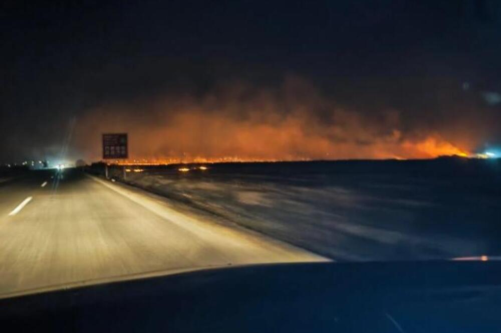 Gust dim kod Rume smanjuje vidljivost: Požar se širi uz put, vozačima upućen apel!