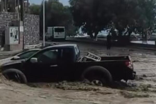 STRAVIČNO NEVREME RAZORILO KRIT: Bujice urušile most, AUTOMOBILI se survali, nema struje, zatvorene sve škole VIDEO