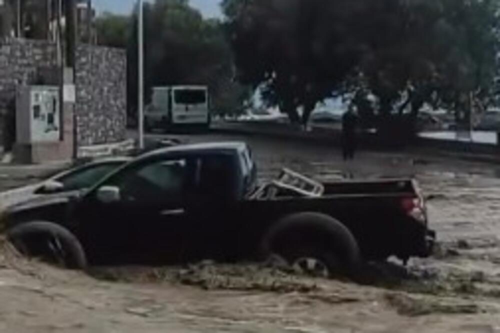 STRAVIČNO NEVREME RAZORILO KRIT: Bujice urušile most, AUTOMOBILI se survali, nema struje, zatvorene sve škole VIDEO