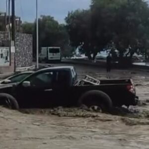 STRAVIČNO NEVREME RAZORILO KRIT: Bujice urušile most, AUTOMOBILI se survali, nema struje, zatvorene sve škole VIDEO