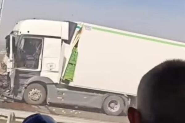 3 osobe povređene, učestvovalo 10 vozila: Detalji jezivog lančanog sudara kod Kuzmina, nekoliko automobila smrskano