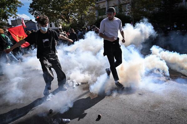 Haos u Francuskoj zbog protesta učenika: Gori škola u Nantu, blokade se šire zemljom (VIDEO)