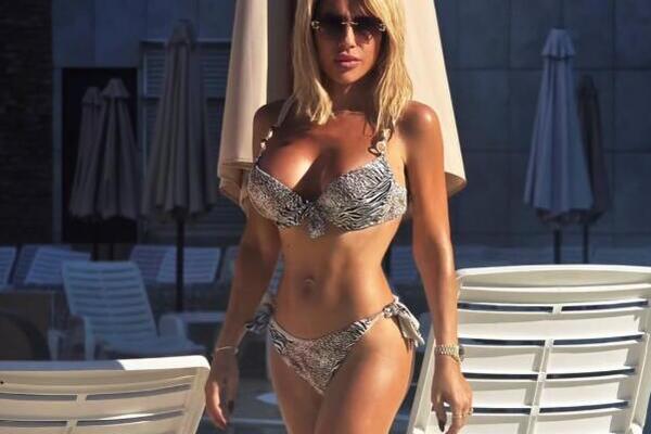JOVANA JEREMIĆ PODELILA IZAZOVAN SNIMAK! Nikad jače izdanje VODITELJKE: Grudi SAMO ŠTO NE PUKNU U ROZE KOMPLETU