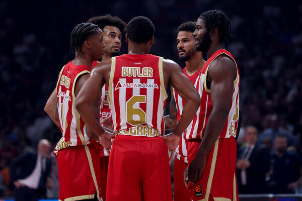 Zvezda se namučila, ali i upisala prvu pobedu: Efes pao u paklu Arene!