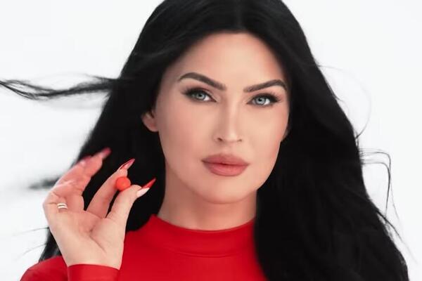 "DOLAZIM DIREKTNO NA VRATA": Megan Foks REKLAMIRA LEK ZA POTENCIJU! Snimak šokirao, BOLJE OD VIJAGRE