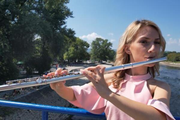 "Oduvek je bila u mojoj blizini" Tijana iz Trstenika je jedna od retkih devojaka koja svira baš ovaj instrument