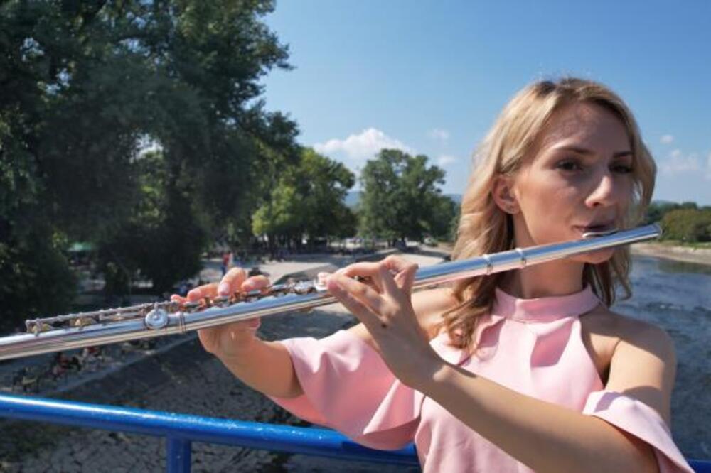 "Oduvek je bila u mojoj blizini" Tijana iz Trstenika je jedna od retkih devojaka koja svira baš ovaj instrument