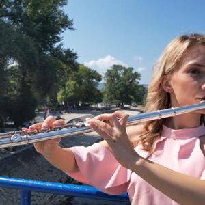 "Oduvek je bila u mojoj blizini" Tijana iz Trstenika je jedna od retkih devojaka koja svira baš ovaj instrument