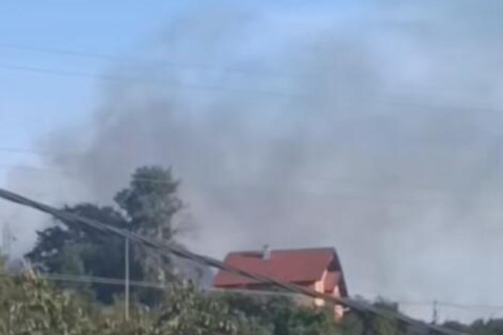 Vatrena stihija nadomak Užica: Crni dim prekrio nebo, vatra ne prestaje da bukti (VIDEO)