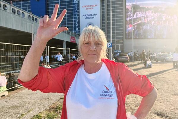 "ŽELELA SAM I DA DECA VIDE KAKO IZGLEDA UJEDINJENJE SRBIJE" Jasna poruka ljudi koji su došli na skup u Areni!