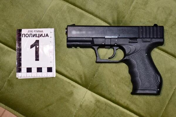 Sa pištoljem za pojasom vozio "BMW", u stanu mu pronađeno oružje, droga i pare! Filmska akcija policije u Nišu