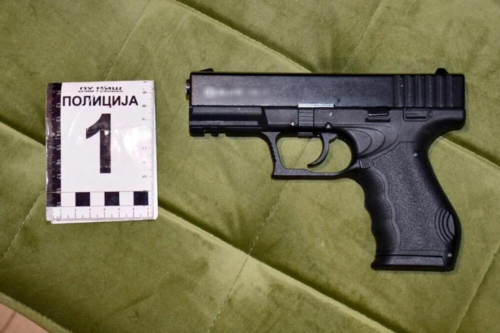 Sa pištoljem za pojasom vozio "BMW", u stanu mu pronađeno oružje, droga i pare! Filmska akcija policije u Nišu