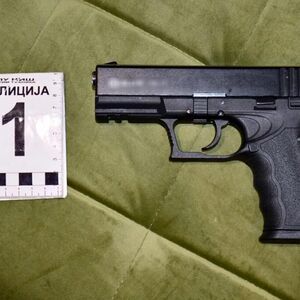 Sa pištoljem za pojasom vozio "BMW", u stanu mu pronađeno oružje, droga i pare! Filmska akcija policije u Nišu