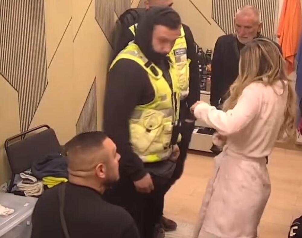 "PROKLETA BILA, J**EM TI MAJKU": Car pljunuo Aneli u LICE, PSOVAO JE, VREĐAO, PROKLETA K**VO! (VIDEO