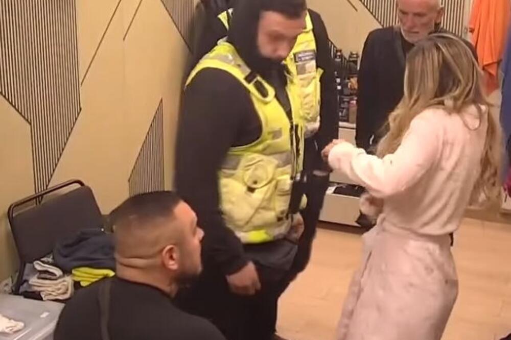 "PROKLETA BILA, J**EM TI MAJKU": Car pljunuo Aneli u LICE, PSOVAO JE, VREĐAO, PROKLETA K**VO! (VIDEO