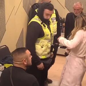 "PROKLETA BILA, J**EM TI MAJKU": Car pljunuo Aneli u LICE, PSOVAO JE, VREĐAO, PROKLETA K**VO! (VIDEO