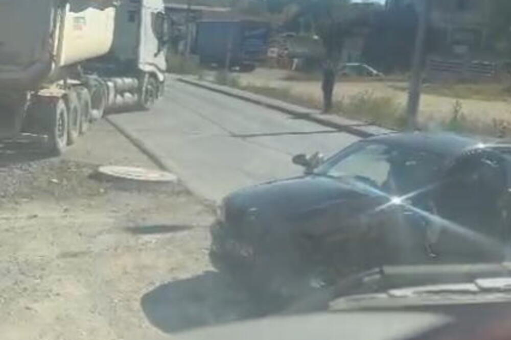 Teška nesreća kod Resnika, u jednom vozilu bila i beba: Sudarila se tri automobila i kamion (VIDEO)